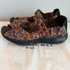 bernie mev. Women's Woven Sandals - Brown and Black